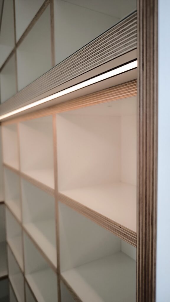 Hoftischlerei-Bücherregal-Multiplex-weiß-Linoleum