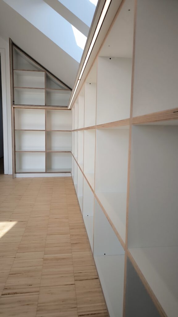Hoftischlerei-Bücherregal-Multiplex-weiß-Linoleum-2025